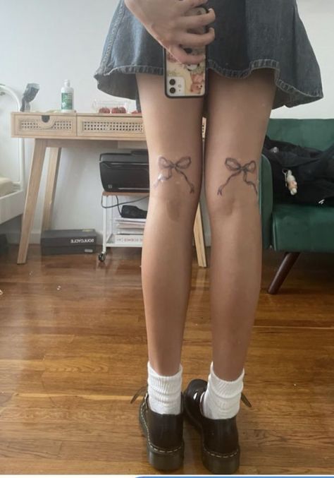 Thigh Tattoo Ideas, Aesthetic Tattoo Ideas, Unique Tattoo Ideas, 20 Aesthetic, Cute Tats, Bow Tattoo, Cute Little Tattoos, Knee Tattoo, 1 Tattoo