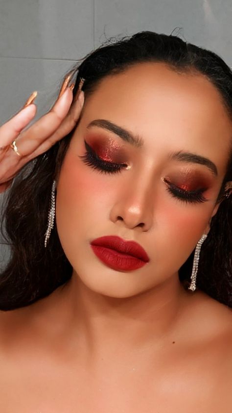 Red Eyeshadow Dark Skin, Red Indian Makeup, Red Dark Makeup Looks, Red Makeup Looks Full Face, Red Full Face Makeup, Red Quince Makeup Looks Full Face, Red Theme Makeup, Light Red Makeup, Makeup Looks Burgundy