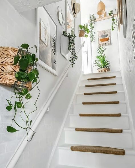 Stairs Wall Decor, Hallway Wall Decor Ideas, تحت الدرج, Stairs Decor, Stairway Decorating, Staircase Wall Decor, Stair Wall, Hallway Stairs, Staircase Wall