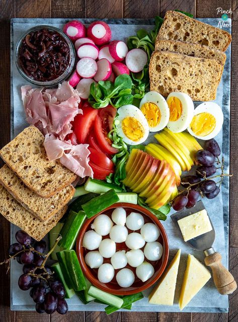 English Picnic Food, Ploughmans Lunch Platter, British Sandwiches, Continental Lunch, Ploughmans Platter, Weekend Lunch Ideas, Homemade Chutney, Grazing Plate, Lunch Platter