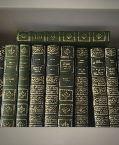 Green History Aesthetic, Dark Green Book Aesthetic, Green Writer Aesthetic, Books Old Aesthetic, Library Aesthetic Green, Old Money Aesthetic Books, Old Money Book Aesthetic, Old Money Bookshelf, Writing Aesthetic Green