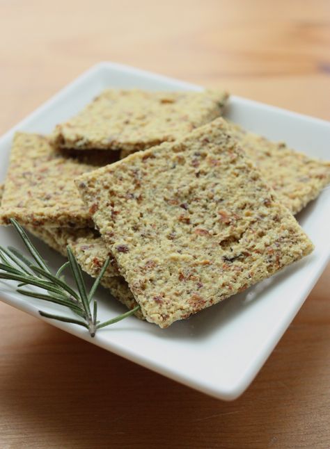 Raw Vegan Cheesy Almond Rosemary Crackers Gf Crackers, Raw Crackers, Raw Bread, Almond Crackers, Rosemary Crackers, Flax Meal, Crackers Recipe, Pecan Bars, Raw Recipes