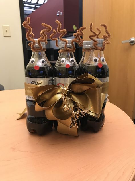 Diet Coke Reindeer Diet Coke Christmas Gift, Diet Pepsi Gift Ideas, Diet Coke Teacher Gift, Diet Coke Gifts Ideas, Diet Coke Gift, Christmas Gift Ideas For Neighbors, Gift Ideas For Neighbors, Christmas Gifts For Neighbors, Easy Christmas Gift Ideas