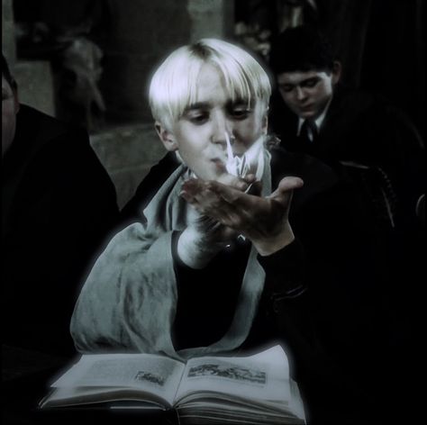 Slytherin Pfp, Draco Pfp, Draco Malfoy Pfp, Draco Malfoy Icon, Draco Malfoy Fanart, Slytherin Boys, Draco Malfoy Aesthetic, Lucius Malfoy, Tom Felton Draco Malfoy