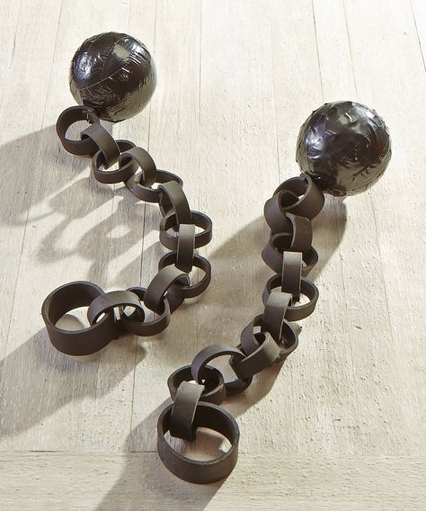 Awesome Diy Ball and Chain using foam for rings and black duct tape over styrofoam ball. #Halloween #Crafts and #Ideas - click pic for more ideas Ball And Chain, Pirate Halloween, Dekor Diy, Pirate Birthday, Homemade Halloween, Prison Break, Trunk Or Treat, Pirate Theme, Halloween 2019