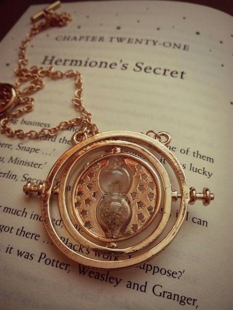 Time turner Cer Nocturn, Film Harry Potter, Stile Harry Potter, Gryffindor Aesthetic, Time Turner, Harry Potter Wall, Ravenclaw Aesthetic, Harry Potter Background, Anniversaire Harry Potter