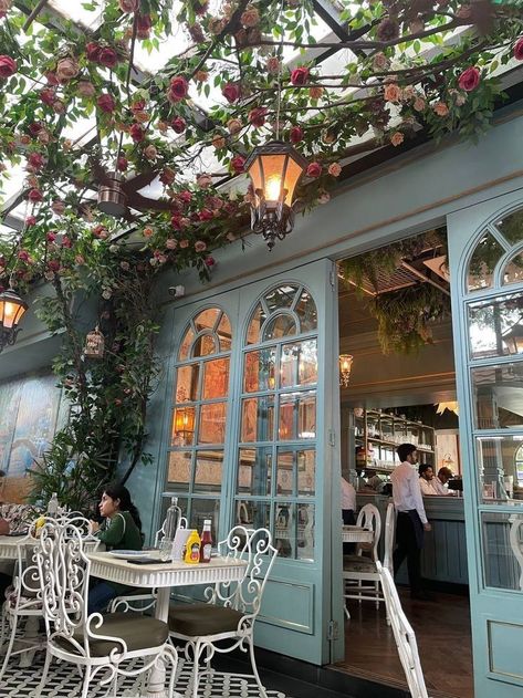 Fancy Cafe Interior, Spanish Cafe Aesthetic, Cafe Hopping Aesthetic, Cottage Core Coffee Shop, Cafeterias Vintage Aesthetic, Fancy Restaurant Interior, Vintage Coffee Shop Aesthetic, Cottagecore Cafe, Mobile Bookstore