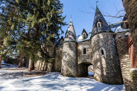 Deserted Places: The haunted Dundas Castle in New York Roscoe Ny, Dundas Castle, Dutch Netherlands, Circular Stairs, Desert Places, Storybook Homes, The Longest Ride, Grand Lodge, Castle Mansion