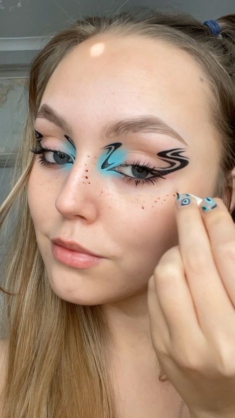 Holo Eyeshadow Looks, Rave Eyeliner Looks, Graphic Liner Makeup Looks, Eye Makeup For Almond Eyes, Cool Eyeliner Designs, Makeup For Almond Eyes, Creative Makeup Looks Inspiration, Fun Eyeliner Looks, Colorful Graphic Liner