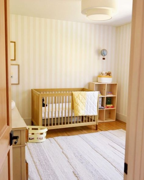 Warm butter yellow and classic striped wallpaper come together in @hannahdavitian’s sweet nursery space. The perfect modern centerpiece? Our Gelato 4-in-1 Crib.