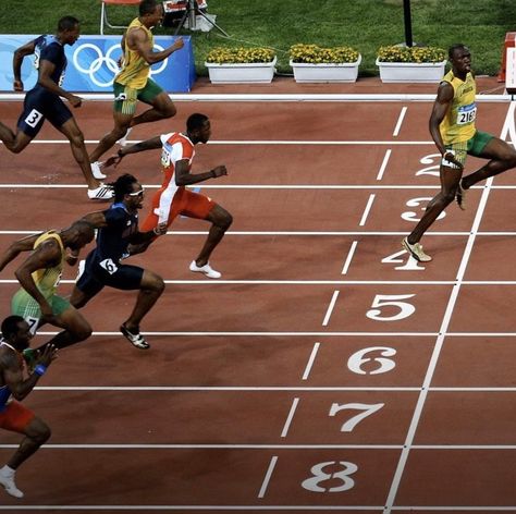 The photo’s cheeky caption instantly went viral. Track Star, Manchester United Fans, Beijing Olympics, Running Track, Usain Bolt, Sports Photos, How To Run Faster, Edgy Memes, Social Distancing