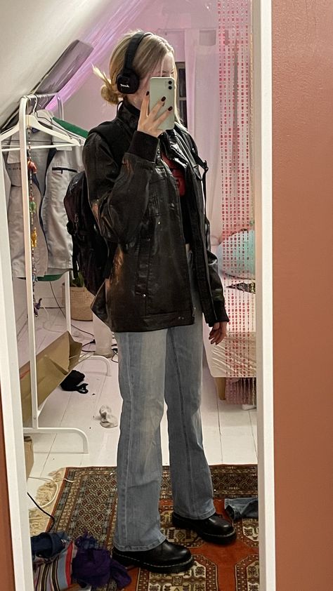 Do Martins Outfit, How To Style A Backpack, Winter Aesthetic Accessories, Leather Jacket School Outfit, Low Docs Outfit Aesthetic, Jeans With Leather Jacket Outfit, Headphone Outfit Aesthetic, Cool Headphones Aesthetic, Doc Martins Fit