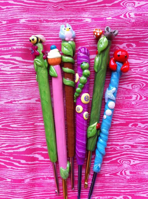 Polymer Clay Pens Ideas, Diy Clay Crochet Hook Handles, Polymer Clay Crochet Hooks, Clay Crochet Hook, Clay Pens, Hook Ideas, Polymer Clay Pens, Handmade Crochet Hook, Fimo Kawaii