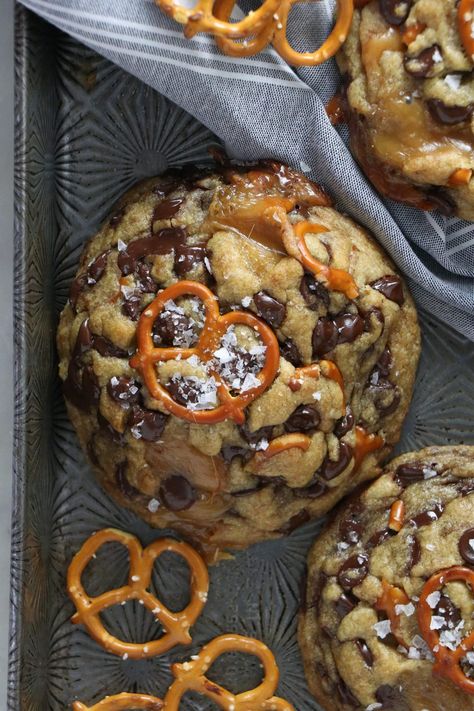 Vegan Levain Style Salted Caramel Pretzel Cookies - Labeless Nutrition Vegan Salted Caramel Cookies, Vegan Levain Cookies, Caramel Pretzel Cookies, Salted Caramel Pretzels, Pretzel Cookies, Levain Bakery, Vegan Cookie, Vegan Baking Recipes, Caramel Pretzels