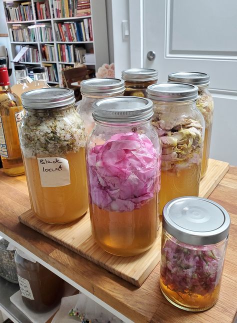 Rose Petal Recipes, Rose Petal Uses, Rose Recipes, Diy Body Care, Rose Cake, Sweet Fragrances, Jam Recipes, Healthy Eating Recipes, Brewing Tea