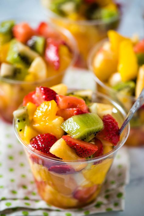 Salad Cups For Party, Fruit Salad Cups, Individual Fruit Cups, Tropical Fruit Salad Recipe, Salad Cups, Pizza Fruit, Salad Appetizer Cups, Tropical Fruit Salad, Resep Salad