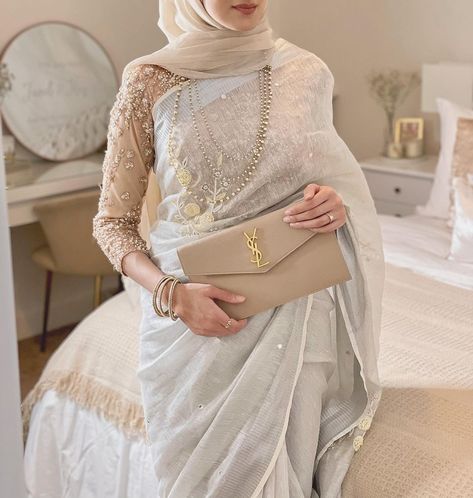 N A Z M I N 🕊 on Instagram: “In love with this saree by @ummeinspiration, the details and colour is so gorgeous 🤍 she has so many beautiful sarees 😍 paired it with my…” Saree With Hijab, Dress Design Pakistani, Saree Wearing Styles, Beautiful Sarees, Modest Fashion Hijab, Desi Fashion Casual, Pakistani Fashion Party Wear, Saree Designs Party Wear, Elegant Dresses Classy