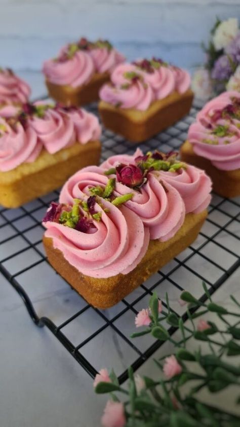 Rose & Cardamon Mini Loaves from @the_kitchen_girl - ResepMamiku.com Mini Loaf Decoration, Best Mini Cake Recipes, Valentines Mini Desserts, Rose And Cardamom Cake, Lemon Cake Flavor Combinations, Mini Loaf Cake Decorating Ideas, Rose Flavored Cake, Decorating Mini Cakes, Mini Cake Loafs