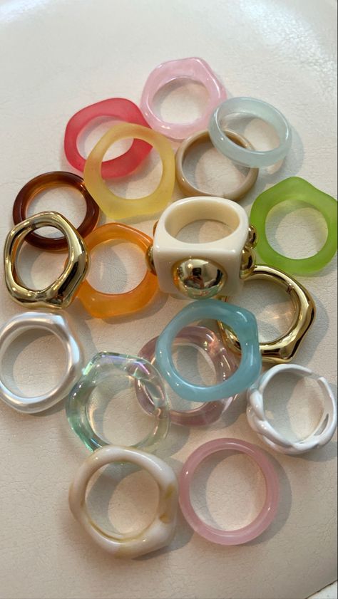 Chunky Rings Colorful, Funky Rings Aesthetic, Colorful Rings Aesthetic, Plastic Rings Jewelry, Rings Colorful, Colorful Rings, Diy Wire Jewelry Rings, Funky Accessories, Accessories Colorful