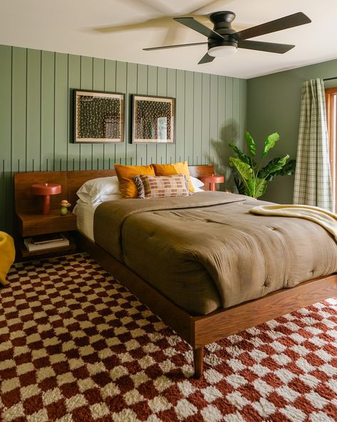 Maine Cabin Green Guest Room — Renovation Husbands Mountain Eclectic Bedroom, Retro Cabin Interior, Green Midcentury Bedroom, Masculine Cottage Bedroom, Pnw Bedroom Aesthetic, Green Cabin Interior, Green Mcm Bedroom, National Parks Bedroom, Midwest Bedroom