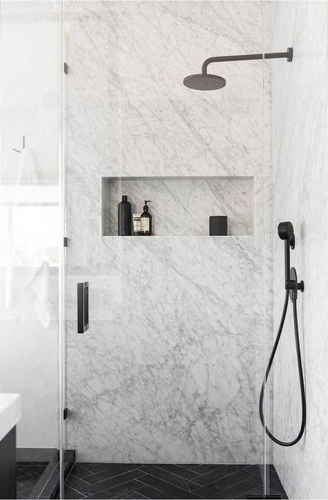 Black Fixtures, White Bathroom Designs, Best Bathroom Designs, Marble Showers, Bilik Air, Bad Inspiration, Shower Niche, Shower Surround, Trendy Bathroom