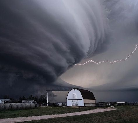 IFLScience on Instagram: “A supercell thunderstorm makes its way through Kansas. ​ ​As the climate crisis continues, extreme weather events such as this are likely…” Supercell Thunderstorm, Weather Activities For Kids, Thunder Photography, Weather Models, Storm Chasing, Riders On The Storm, Storm Photography, Wild Weather, Extreme Weather Events