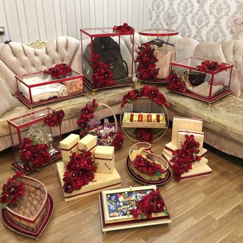 Wedding Marawa Ideas, Dala Ideas Wedding, Dala Decoration Wedding, Wedding Thaal Ideas, Wedding Dala Decoration, Wedding Taals Ideas, Engagement Gift Baskets Indian, Engagement Hamper Ideas, Taal Ideas