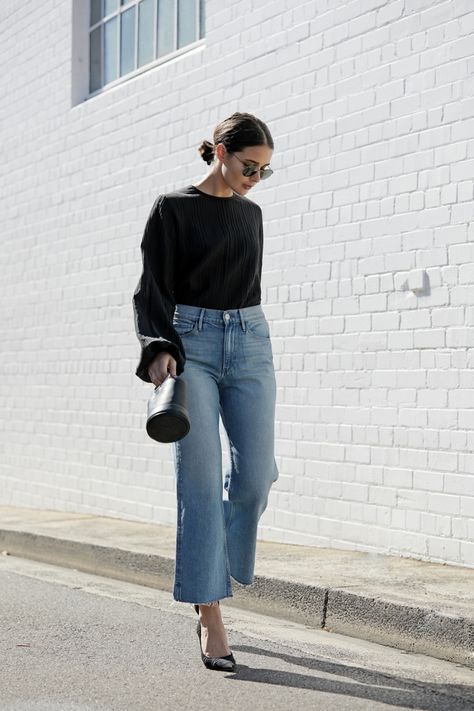 Wide jeans, een trend die we aankomend seizoen nog veel vaker zullen zien/ denim trends / jeans trends / denim mode trends Sara Donaldson, Jean Collection, Culotte Style, Minimalist Moda, Jeans Trend, Look Jean, Jeans Street Style, Denim Outfits, Types Of Jeans