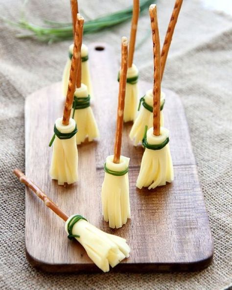 String Cheese Broomsticks, Cheese Broomsticks, Coven Party, Daycare Snacks, Halloween Sleepover, Halloween Buffet, Kids Halloween Food, Glasses Art, Halloween Food Appetizers