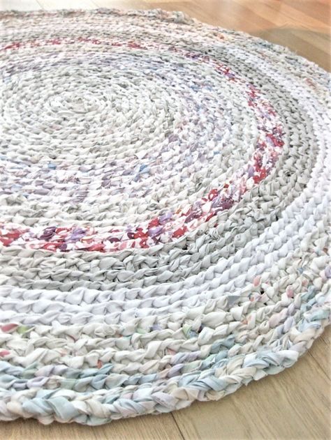 Rag Rug Diy, Old Bed Sheets, Homemade Rugs, Diy Rugs, Rag Rug Tutorial, Braided Rug Diy, Braided Rag Rugs, Crochet Rag Rug, Old Sheets