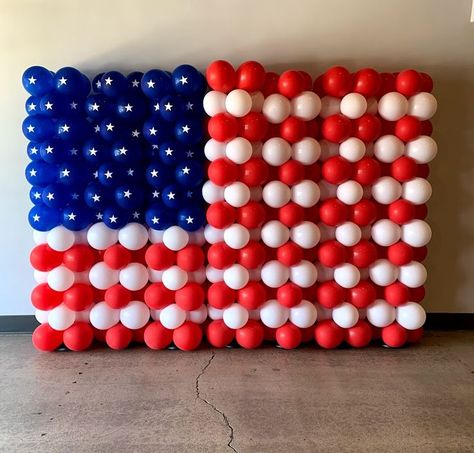 USA Flag balloon wall Flag Balloon Wall, Usa Theme Party Decorations, American Flag Balloon Wall, Fourth Of July Balloon Garland, Fourth Of July Balloons, 4th Of July Balloons, Usa Theme Party, Patriotic Balloons, Baloon Wall