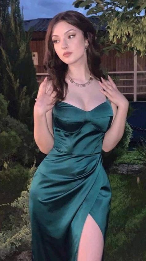 Green Prom Dress Midsize, Vestidos Verdes Aesthetic, Green Dress Satin, Graduation Ball Dress, Hot Prom Dresses, جوني ديب, Green Evening Gowns, Simple Prom Dress Long, Satin Evening Dresses