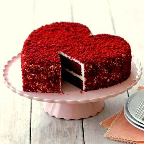 Heart shaped red velvet cake Heart Cake Design, Rodjendanske Torte, Bolo Red Velvet, Happy Anniversary Cakes, Valentines Baking, Velvet Cake Recipes, Cake For Husband, Elegant Birthday Cakes, Valentines Day Cakes