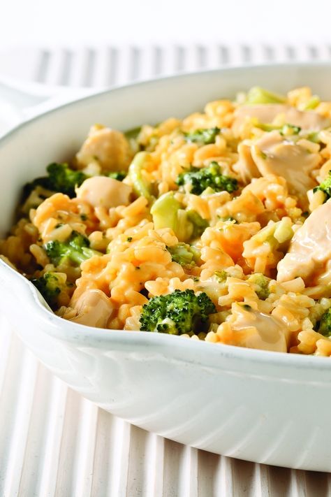 VELVEETA Cheesy Chicken & Broccoli Rice - cooked  separately 1.5 c uncooked uncle ben's in scant 3-1/3 chicken broth, steamed 10oz fresh broccoli in remaining broth from can. cooked chicken as instructed, dumped in cooked rice, broccoli & velvette, let set for a few minutes. Needed to add water, salt and pepper after stirring. Velveeta Chicken, Cheesy Chicken Broccoli Rice, Velveeta Recipes, Cheesy Chicken Rice, Chicken Broccoli Cheese, Chicken Broccoli Rice, Chicken Rice Casserole, Cheesy Chicken Broccoli, Broccoli Rice