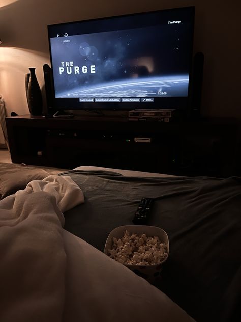 Selimut Aesthetic Night, Movie Tv Room, Night Movies Aesthetic, Scary Movie Marathon Aesthetic, Movie Night In Living Room, Watching Horror Movies Aesthetic Night, Horror Movie Watching Aesthetic, Watching A Movie Aesthetic Tv, Horror Movie Date Night Aesthetic