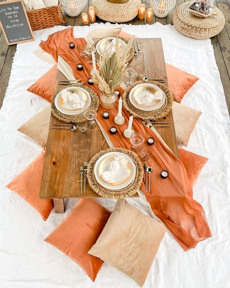 Colorful Picnic Ideas, Fall Picnic Setup Ideas, Brown Picnic Ideas, Picnic Container Ideas, Bohemian Picnic Ideas, Luxury Picnic For Two, Boho Picnic Decor, Luxury Picnic Aesthetic, Summer Picnic Decor