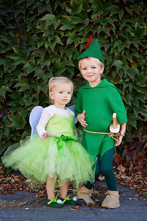 peter pan...Im thinking the kids will be Peter Pan and Tinker Bell for Halloween this year! this is too cute! Fantasia Tinker Bell, Disfraz Peter Pan, Peter Pan Kostüm, Tinkerbell Halloween, Tinkerbell Halloween Costume, Tinkerbell Shoes, Diy Fantasia, Sibling Halloween Costumes, Toddler Boy Halloween Costumes