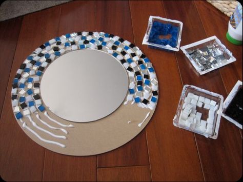 tutorial-mosaic-mirror - Home Decorating Trends - Homedit Diy Mosaic Projects, Spiegel Diy, Diy Mosaic, Mirror Crafts, Mosaic Stained, Mosaic Mirror, Mirror Mosaic, Mosaic Diy, Mosaic Projects