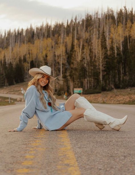 Senior Picture Winter Outfits, Good Photoshoot Ideas, Cowgirl Outfit Photoshoot, Bronco Senior Pictures, Country Photography Ideas, Middle Of The Road Senior Pictures, Western Outfit Ideas For Senior Pictures, Western Spring Senior Pictures, Fall Senior Picture Ideas Outfits Country