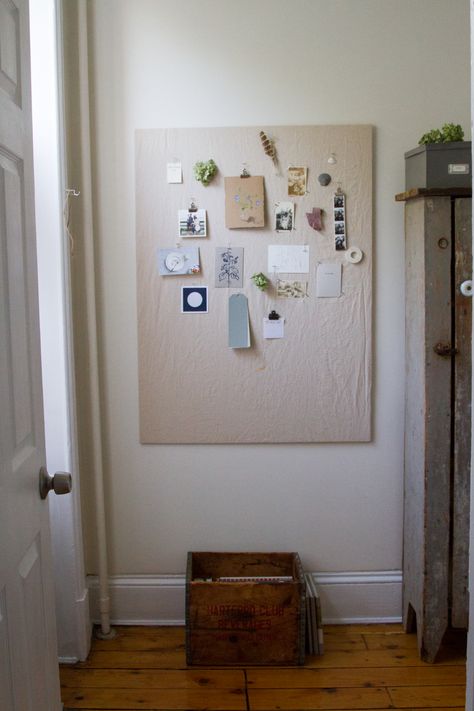 Desk Pin Board, Bedroom Pinboard, Aesthetic Cork Board Ideas, Corkboard Aesthetic, Pinboard Ideas Aesthetic, Simple Wall Decor Ideas, Diy Pinboard, Pinboard Ideas, Office Decoration Ideas