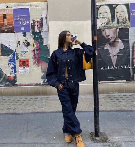 Dark Wash Denim Jacket Outfit, Denim Jacket Outfit Street Style, Timberland Outfits Women, Timbs Outfits, Double Denim Outfit, Denim Photoshoot, Street Style Outfits Casual, Nyc Outfits, Outfit Retro