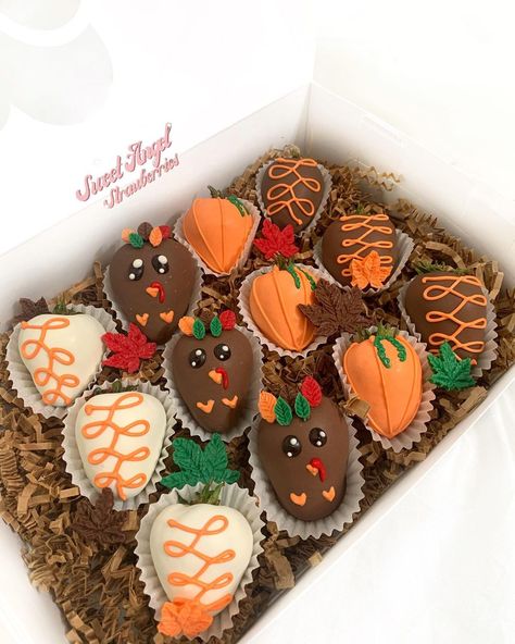 Thanksgiving Dessert Strawberry, Chocolate Covered Oreo Bouquet, Thanksgiving Covered Strawberries, Chocolate Covered Thanksgiving Treats, Fall Themed Chocolate Strawberries, Thanks Giving Strawberries, Thanksgiving Themed Chocolate Covered Strawberries, Strawberry Thanksgiving Desserts, Thanksgiving Dessert Box Ideas