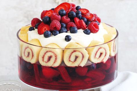 Christmas Trifle Recipes, Desserts Simple, Christmas Trifle, Berry Trifle, Xmas Desserts, Christmas Desserts Easy, Trifle Desserts, Trifle Recipe, Bake Desserts