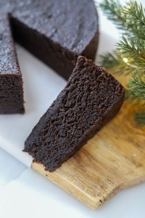 Vegan Black Cake is a dairy-free version of Jamaican black cake. Eggless black cake is just as moist, fruity and boozy as the original. Jamaican Cake Recipe, Caribbean Cake Recipes, Caribbean Black Cake, Trinidad Black Cake Recipe, Bulla Cake Recipe, Jamaican Christmas Cake, Vegan Fruit Cake, Jamaican Fruit Cake, Black Cake Recipe