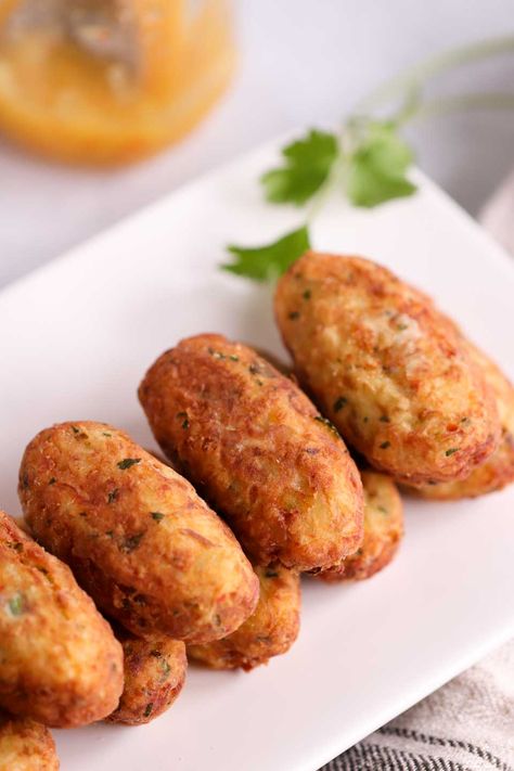 Guyanese Fish Cakes - Jehan Can Cook Guyanese Dinner Ideas, Guyanese Fish Cake Recipe, Guyanese Bakes Recipe, Guyanese Vegetarian Recipes, Guyanese Recipes Guyana Food, Guyanese Snacks, Caribbean Appetizers, Guyana Recipes, Guyanese Baigan Choka