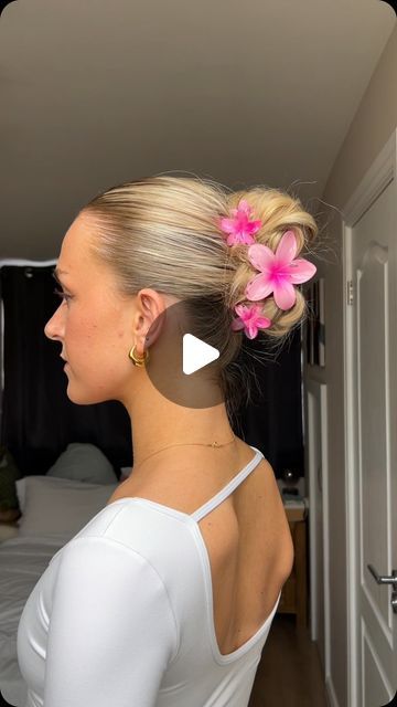 Christina Peart on Instagram: "just some more flower claw clip hairstyles 🌸🩷

#summerhairstyles #flowerclawclip #clawcliphairstyle #hairstylehacks" Flower Claw Clip Hairstyles, Flower Claw Clip, Claw Clip Hairstyles, Hairstyles Tutorial, Clip Hairstyles, Brown Eyed Girls, Balayage Brunette, August 12, Blonde Color