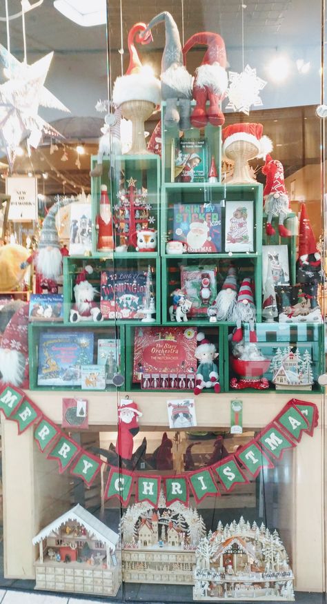 Christmas Decor Shop Window, Christmas Decor Ideas For Store Display, Gift Shop Christmas Window Display Ideas, Christmas Themed Window Display, Christmas Table Display Retail, Creative Christmas Window Display, Christmas Toy Shop Window Display, Antique Christmas Window Display, Gnome Window Display