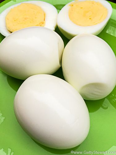 How to Make Easy Peel Hard Boiled Eggs Boiled Eggs Recipes Breakfast, Boiled Eggs Recipes, Easy Peel Hard Boiled Eggs, Creative Egg Recipes, Hard Boiled Eggs Easy Peel, Easy Peel Eggs, Egg Nutrition Facts, Perfect Boiled Egg, Telur Rebus