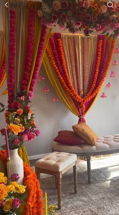 Pink Dholki Decor, Mehndi Wedding Aesthetic, Desi Mehendi Decor, Indian Mehndi Decoration, Mehndi Ceiling Decor, Indian Simple Wedding Decor, Mendhi Event Ideas, Mehndi Party Decoration At Home, Indoor Dholki Decor