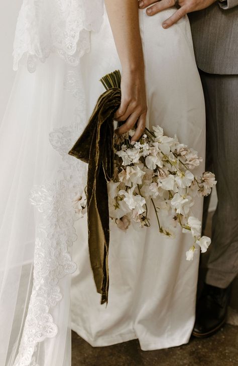 Single Stem bridal bouquet may be my new favorite thing. This is featuring the very best flower - Sweet Peas Hosts : @wanderlovecaptures Venue - @studio.seven___ Cake - @stephaniestreatsnsweets Rentals - @olgas_rusticrental , @goldenhour.rentals Florals - @mahinaandsoul Dresses - @meshki Models - @alexandrabiscotti @elizabethjanephoto @angcondriuc Single Flower Wedding Bouquet, Single Flower Bridal Bouquet, Sweet Pea Wedding Bouquet, Single Stem Bouquet, Single Flower Bouquet, Wedding Portrait Poses, Sweet Peas, Single Flower, Portrait Poses